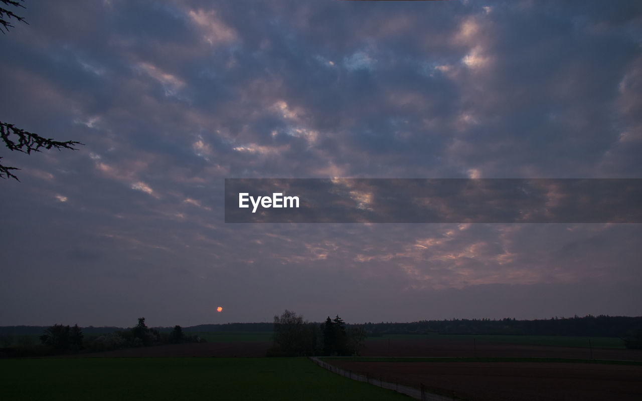 SCENIC VIEW OF LANDSCAPE AGAINST SKY AT SUNSET