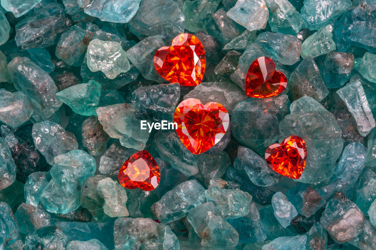 HIGH ANGLE VIEW OF RED AND ROCKS ON PEBBLES