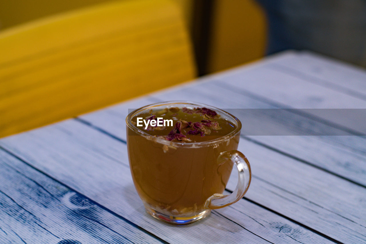 HIGH ANGLE VIEW OF GLASS OF JUICE ON TABLE