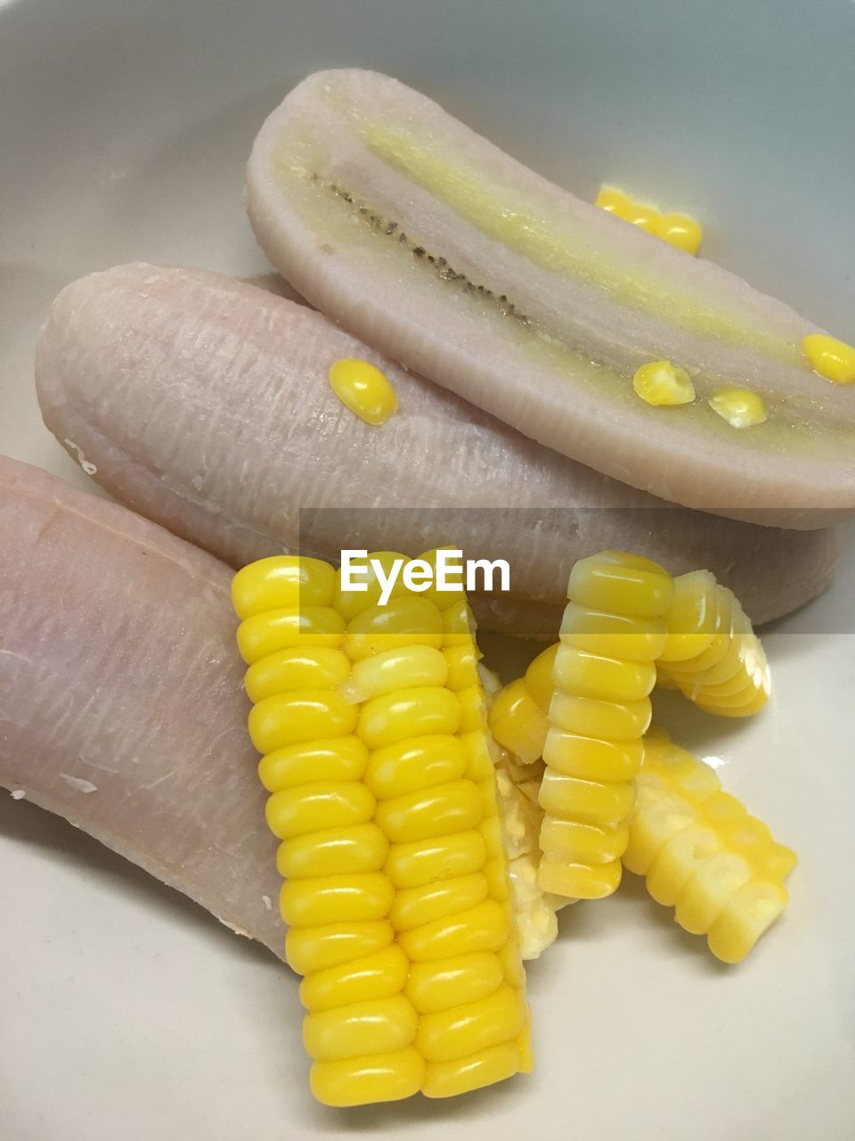 HIGH ANGLE VIEW OF HAND HOLDING BREAD