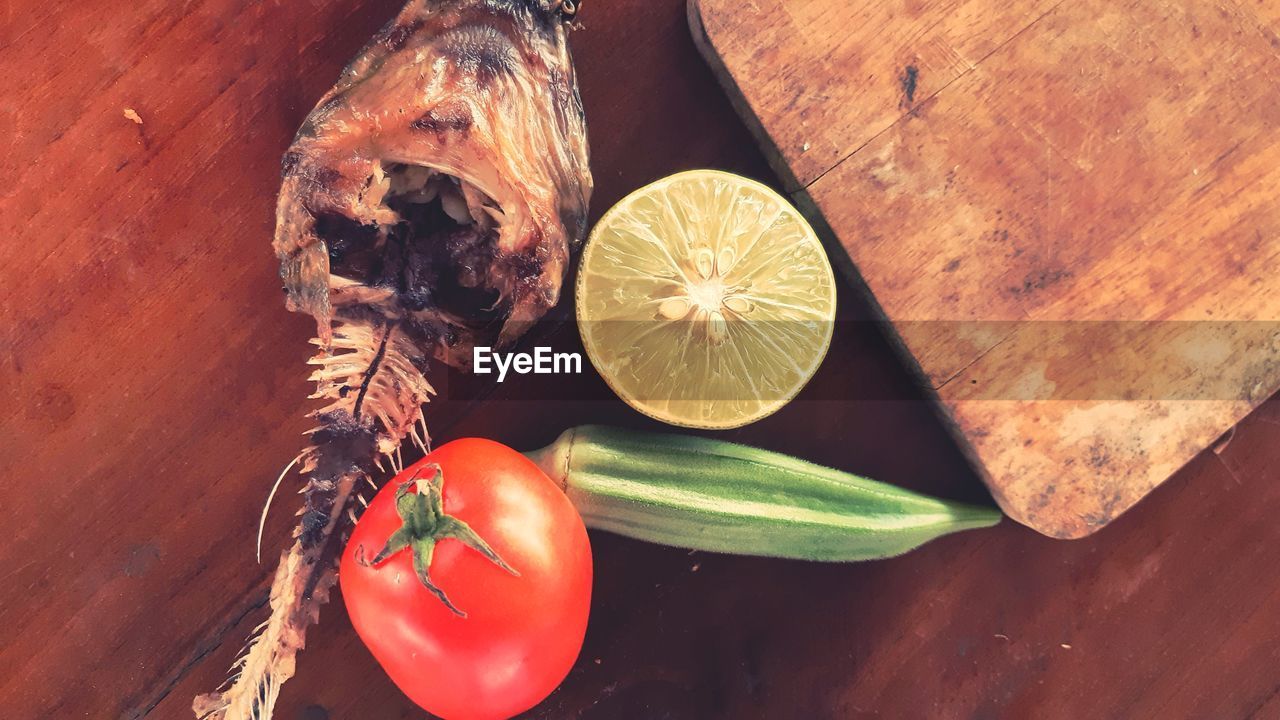 HIGH ANGLE VIEW OF FRUITS IN CONTAINER ON TABLE