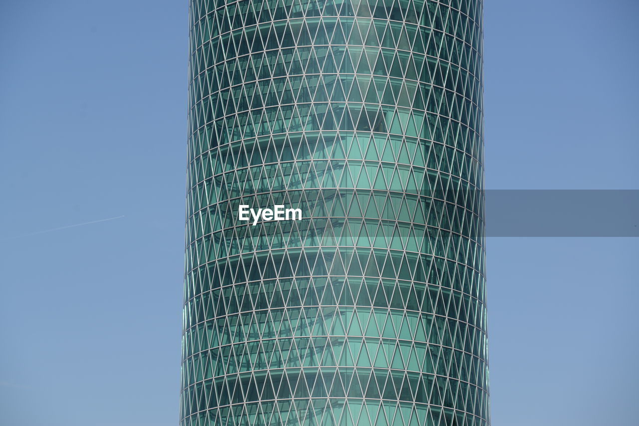 LOW ANGLE VIEW OF MODERN BUILDING AGAINST SKY