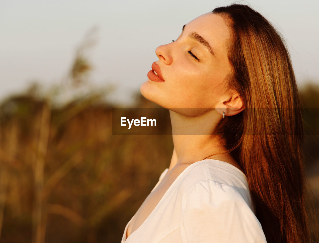 CLOSE-UP PORTRAIT OF WOMAN WITH EYES CLOSED