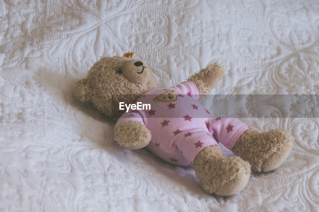 CLOSE-UP OF STUFFED TOY ON BED