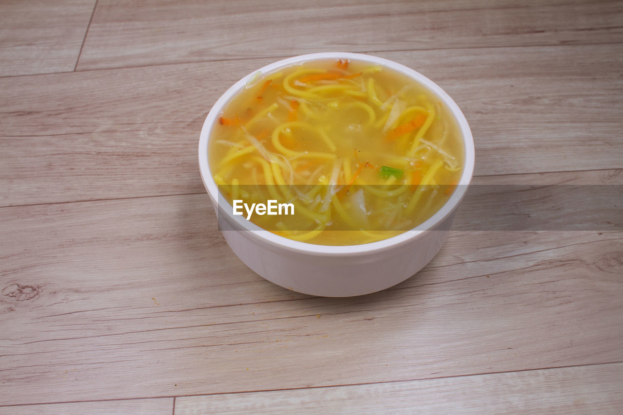 HIGH ANGLE VIEW OF SOUP IN BOWL