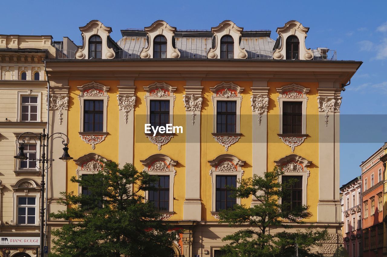 LOW ANGLE VIEW OF HISTORICAL BUILDING AGAINST SKY