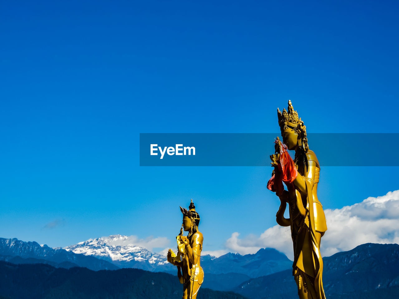 LOW ANGLE VIEW OF STATUE AGAINST SKY