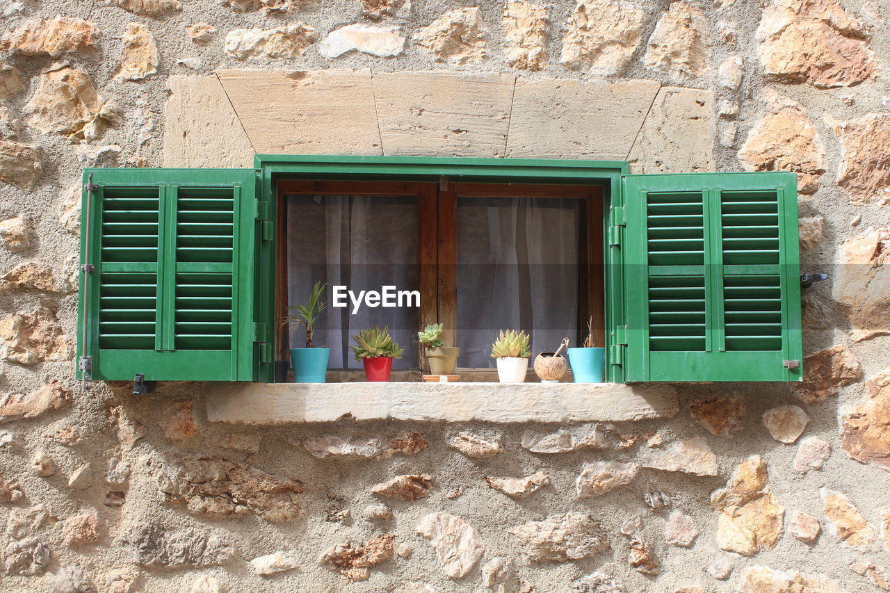 LOW ANGLE VIEW OF WINDOW ON BUILDING