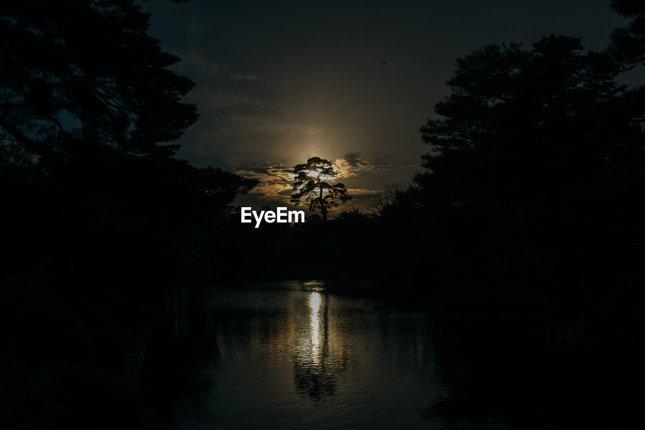 SCENIC VIEW OF LAKE AGAINST SKY AT SUNSET