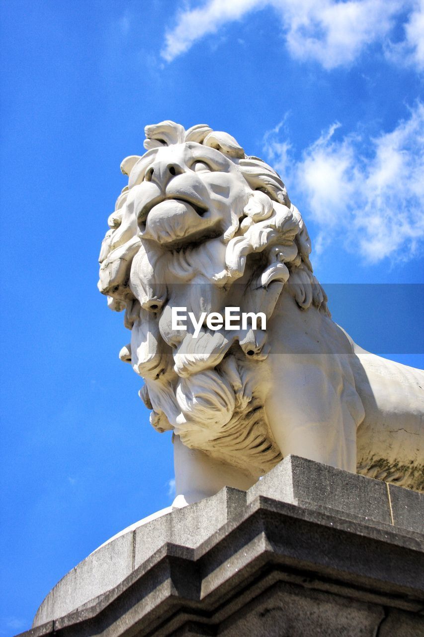 LOW ANGLE VIEW OF STATUE AGAINST SKY
