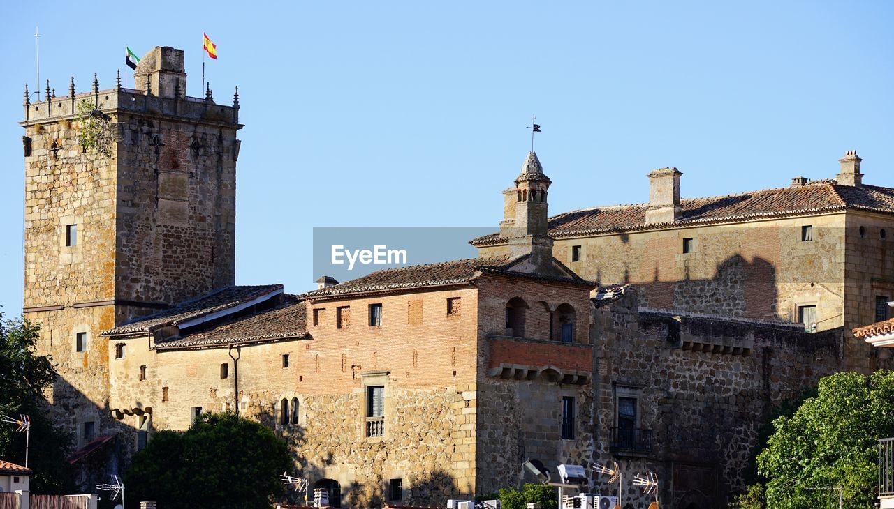 architecture, building exterior, built structure, building, town, history, the past, château, travel destinations, castle, city, nature, sky, tower, clear sky, travel, sunny, tourism, old, blue, tree, day, medieval, outdoors, plant, sunlight, group of people, place of worship, fort, religion, crowd, street