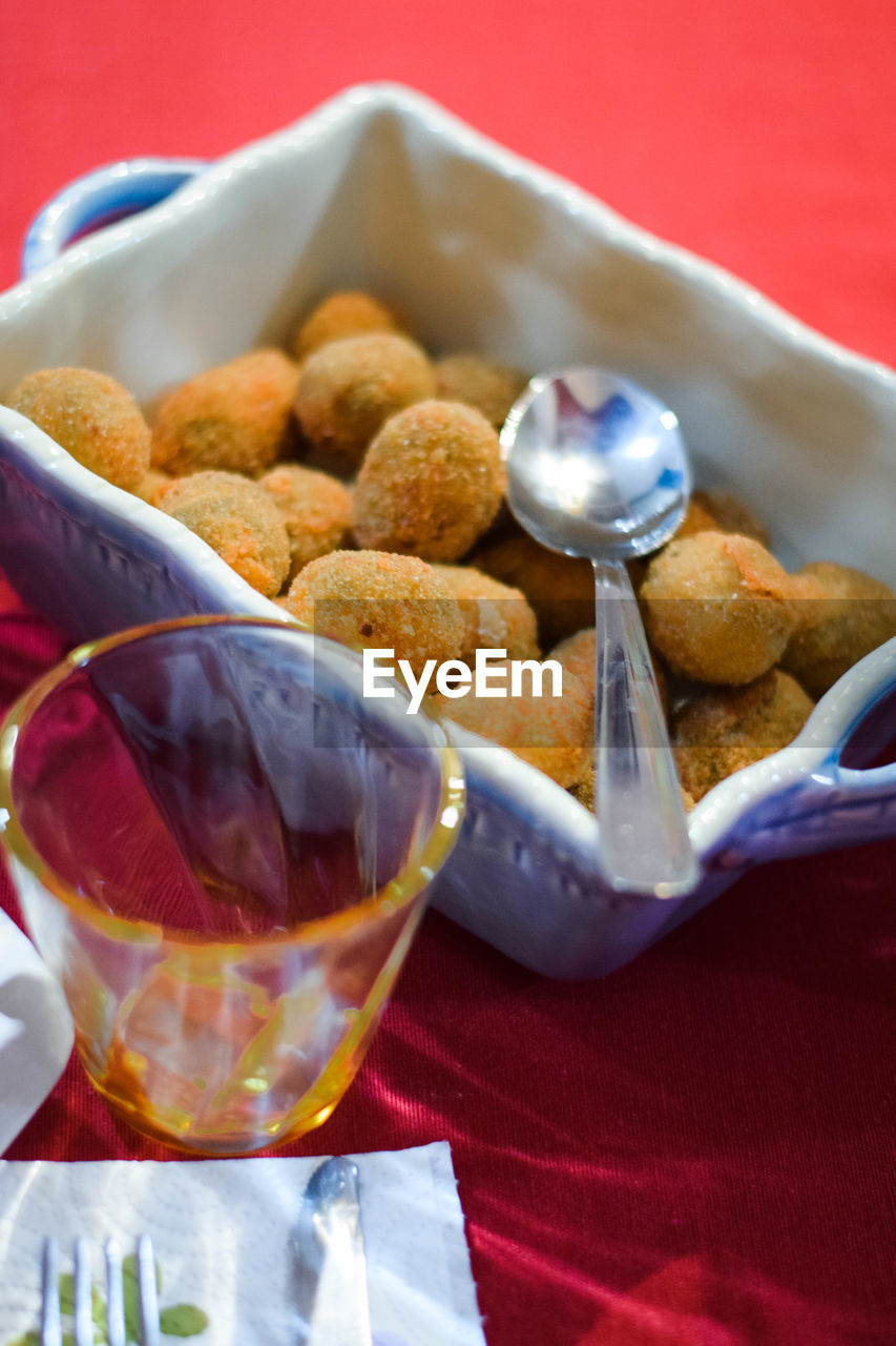 HIGH ANGLE VIEW OF BREAKFAST ON TABLE