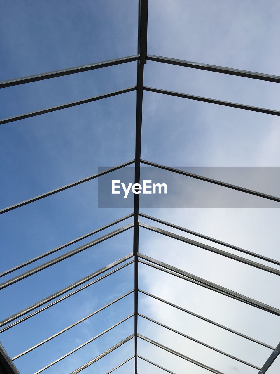LOW ANGLE VIEW OF MODERN BUILDING