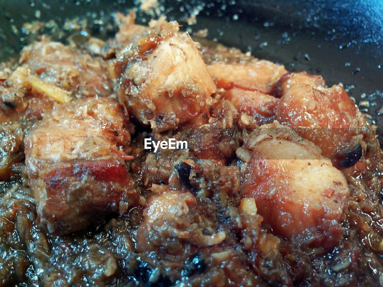 CLOSE-UP OF MEAT ON GRILL