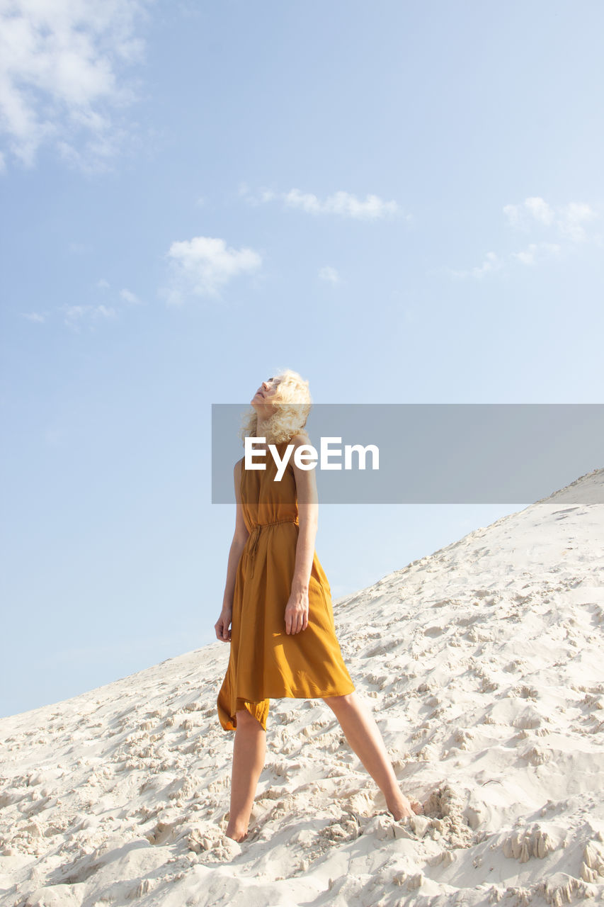 FULL LENGTH OF WOMAN ON BEACH