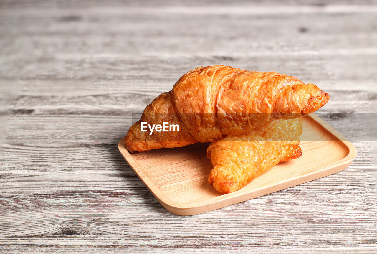 HIGH ANGLE VIEW OF BREAD ON WOOD