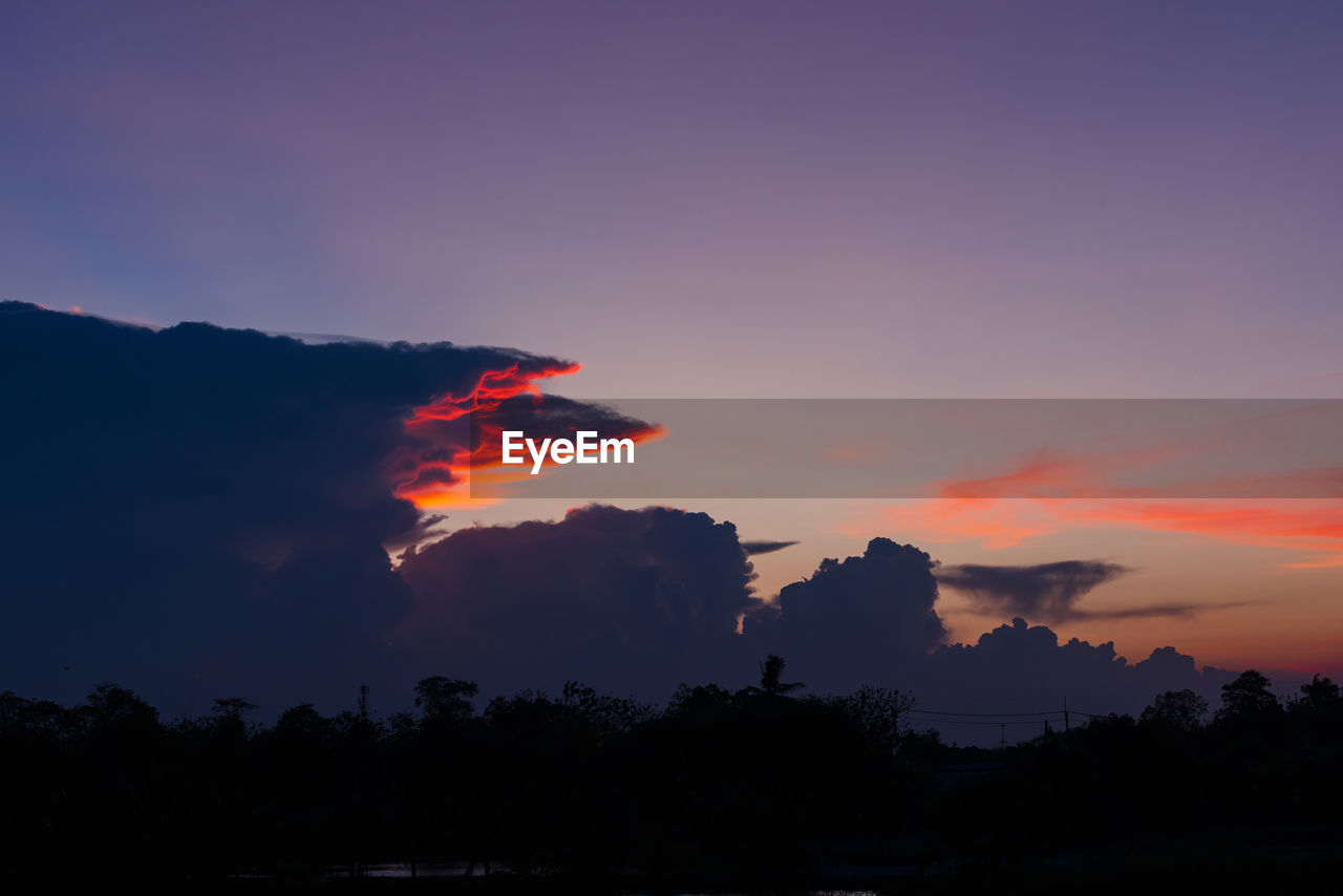 At sunset, there are reddish clouds in the sky.