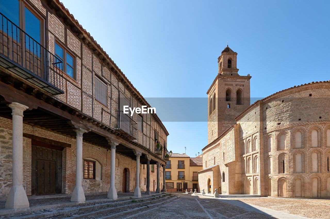 VIEW OF HISTORICAL BUILDING AGAINST SKY