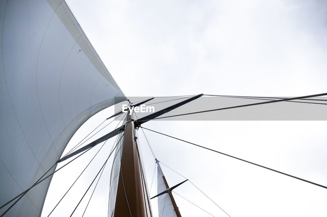 LOW ANGLE VIEW OF SAILBOAT SAILING ON SKY