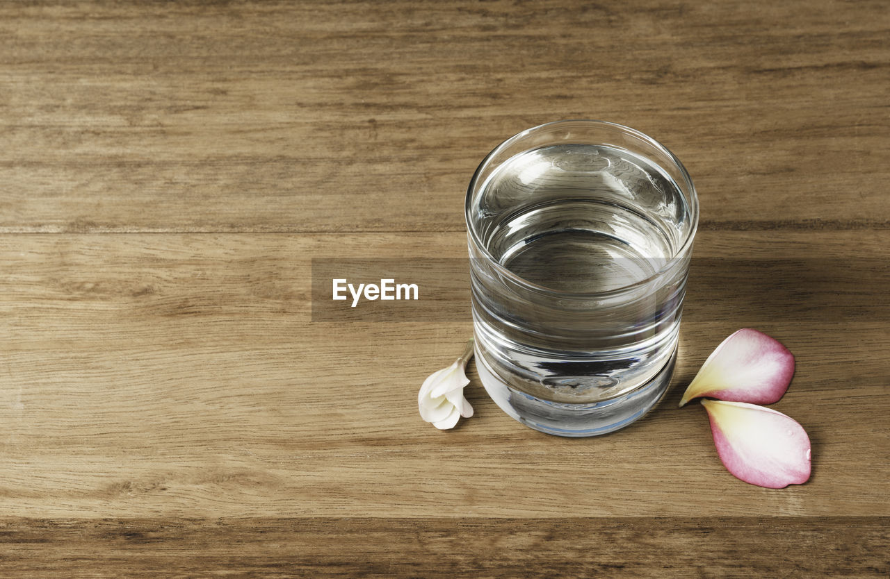 HIGH ANGLE VIEW OF BEER GLASS ON TABLE