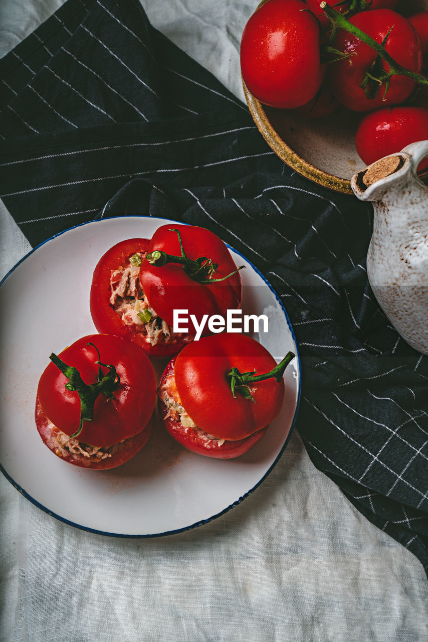 HIGH ANGLE VIEW OF STRAWBERRIES ON PLATE