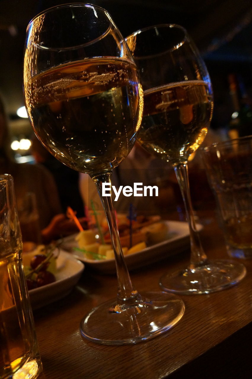 CLOSE-UP OF WINE GLASSES ON GLASS