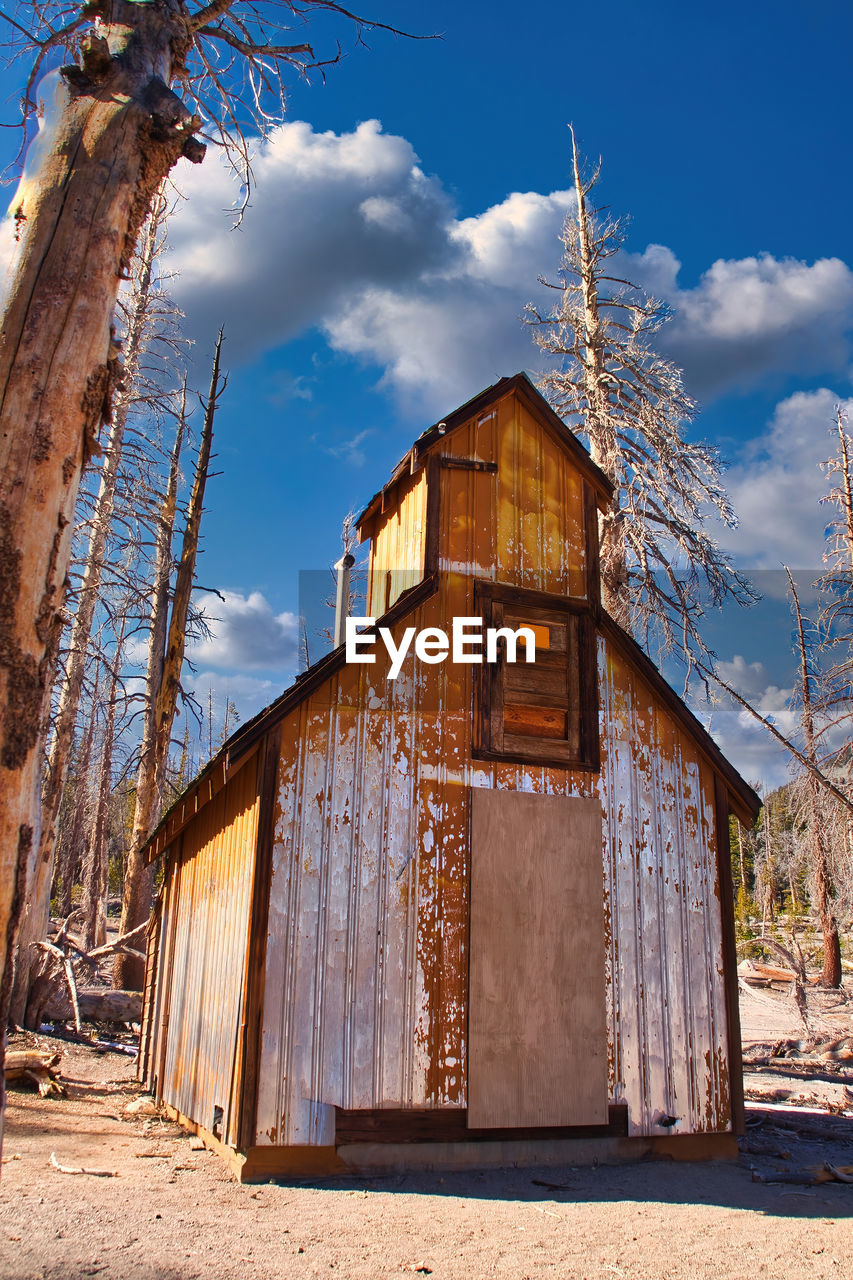 EXTERIOR OF OLD ABANDONED BUILDING AGAINST SKY