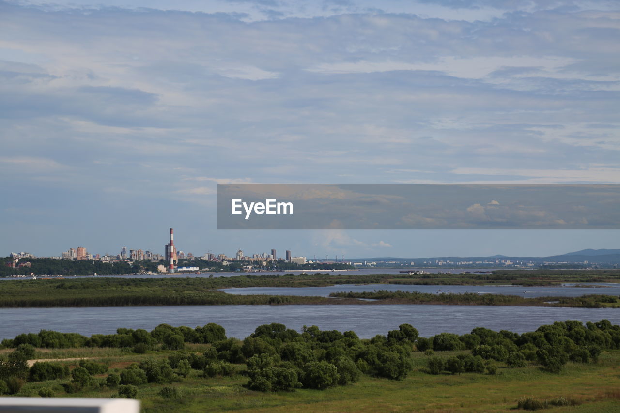 SCENIC VIEW OF SEA AGAINST BUILDINGS