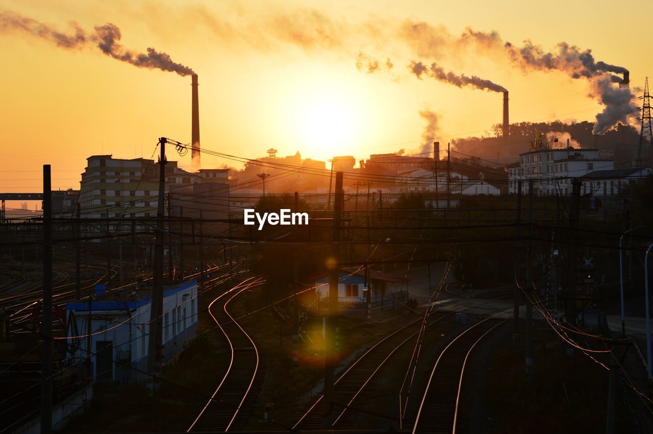 RAILROAD TRACKS IN CITY AGAINST SKY