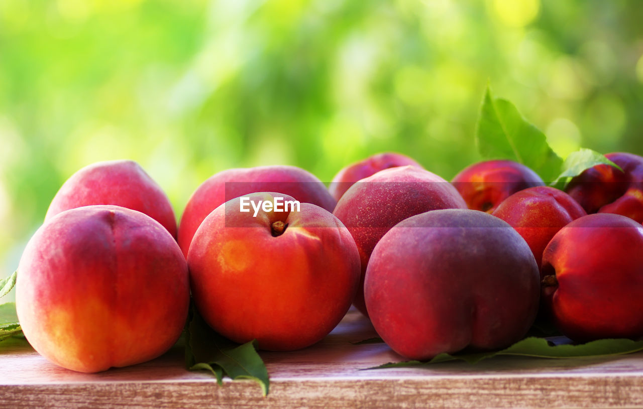 CLOSE-UP OF APPLES IN MARKET