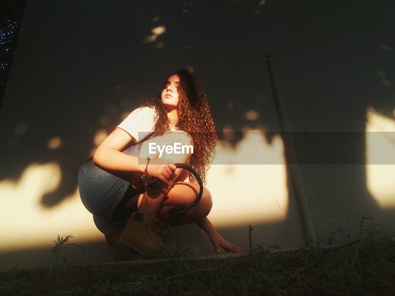 PORTRAIT OF HAPPY YOUNG WOMAN