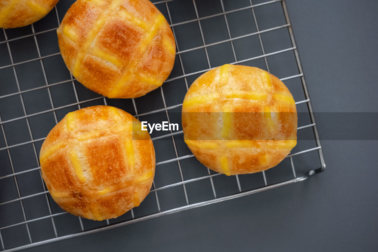 HIGH ANGLE VIEW OF ORANGE SLICES ON GRILL