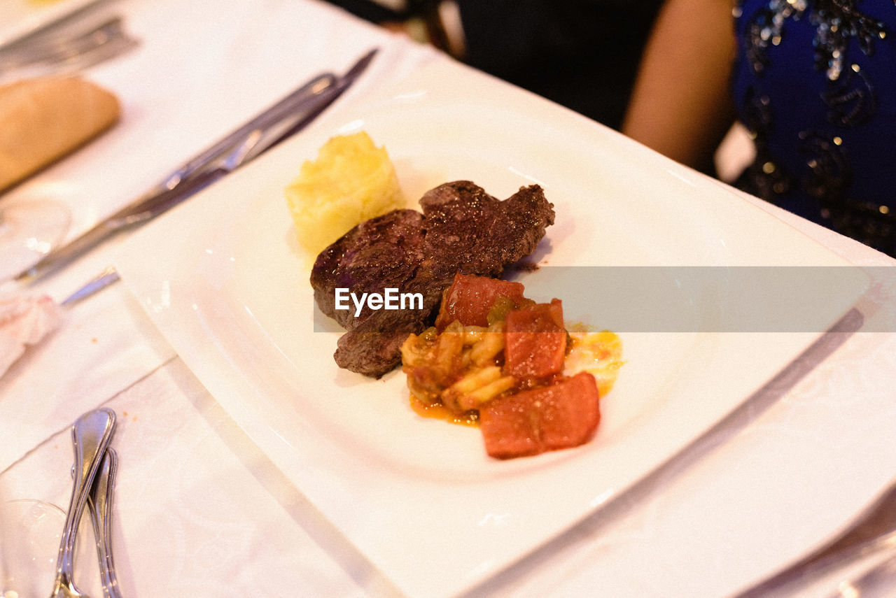 HIGH ANGLE VIEW OF FOOD SERVED IN PLATE