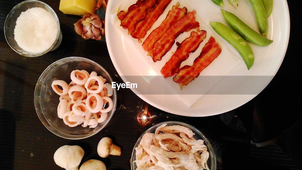 HIGH ANGLE VIEW OF SUSHI ON TABLE