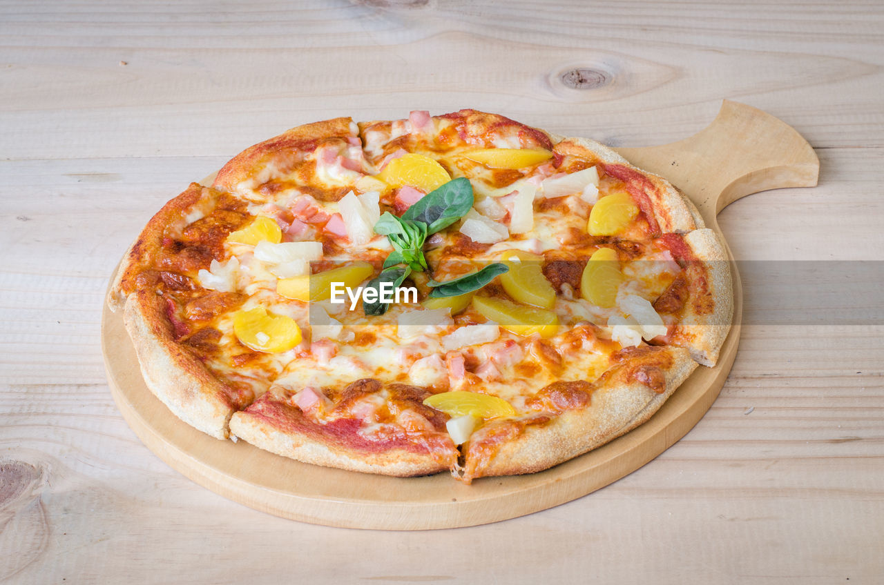 CLOSE-UP OF PIZZA ON TABLE