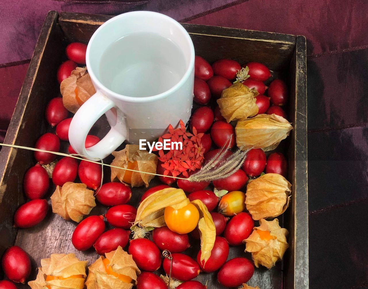 HIGH ANGLE VIEW OF FRUITS IN TRAY