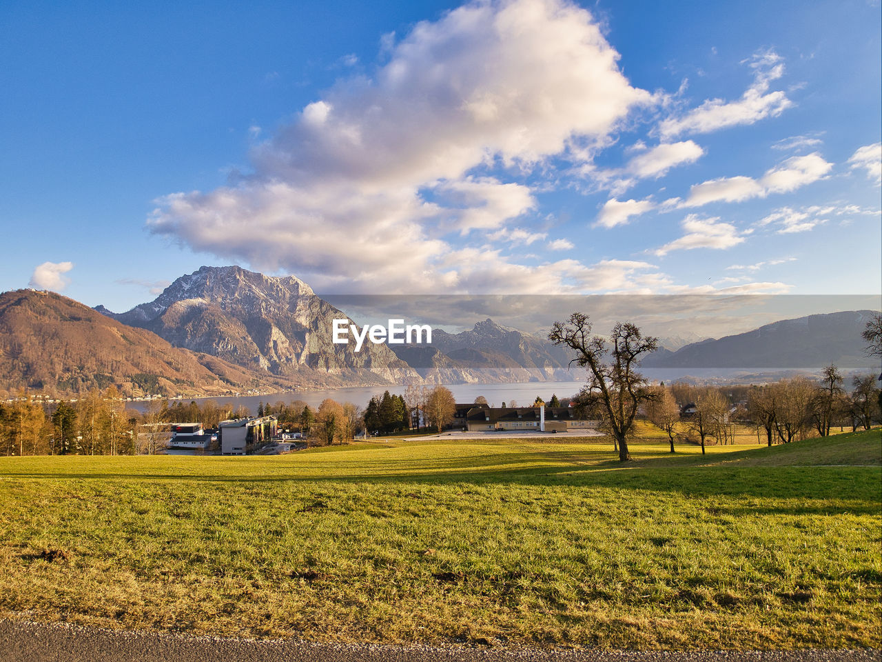 SCENIC VIEW OF FIELD AGAINST MOUNTAIN