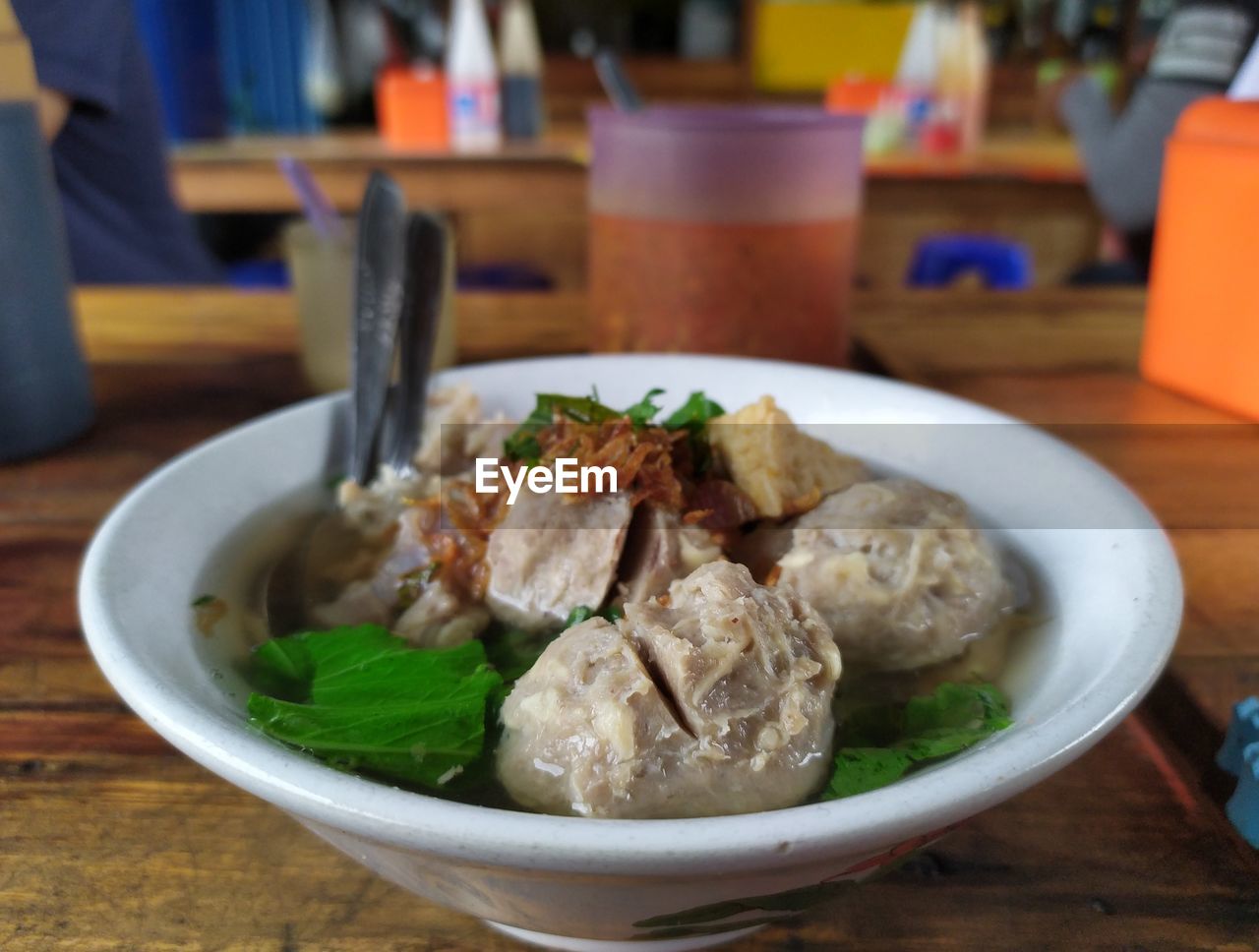 CLOSE-UP OF FOOD IN PLATE