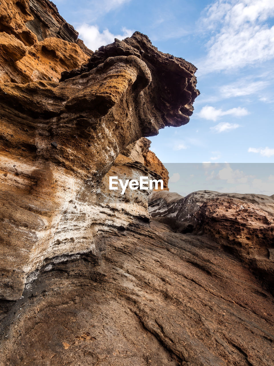 LOW ANGLE VIEW OF STATUE AGAINST MOUNTAIN