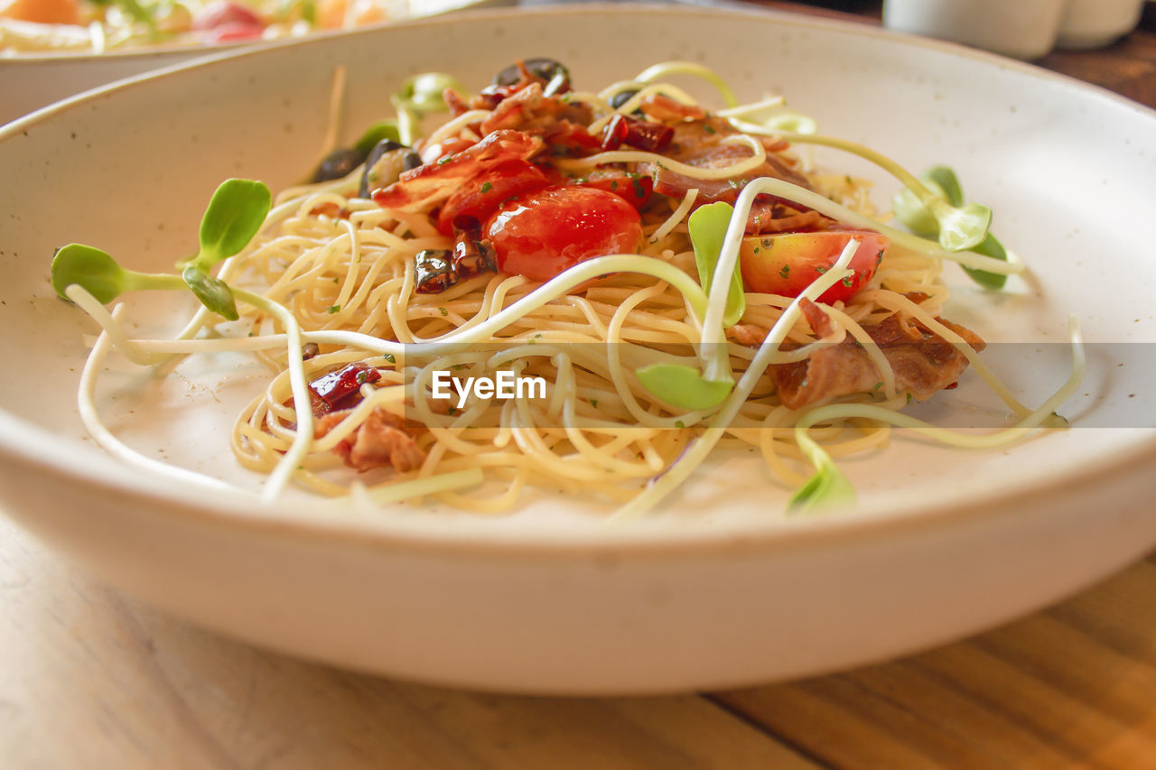 CLOSE-UP OF PASTA IN BOWL