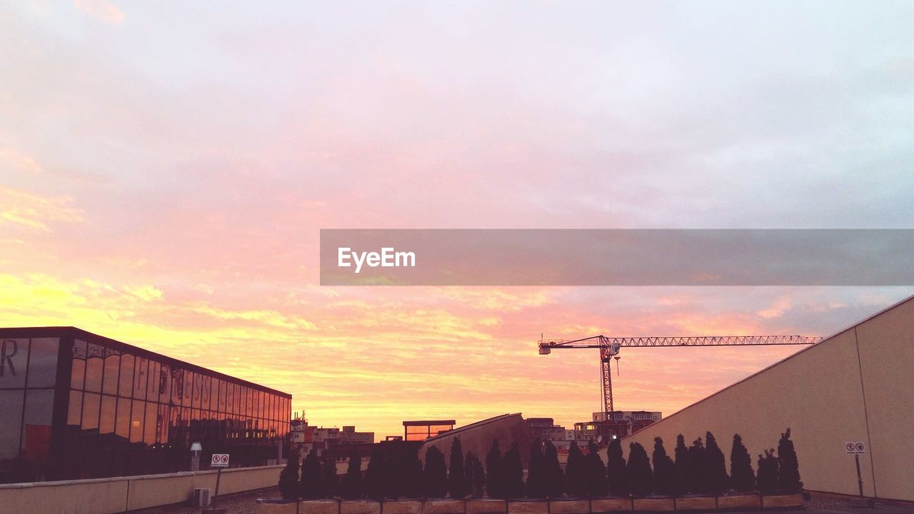 SILHOUETTE OF BUILDINGS IN CITY