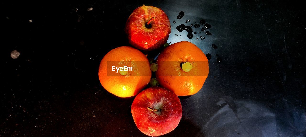 HIGH ANGLE VIEW OF APPLES ON TABLE