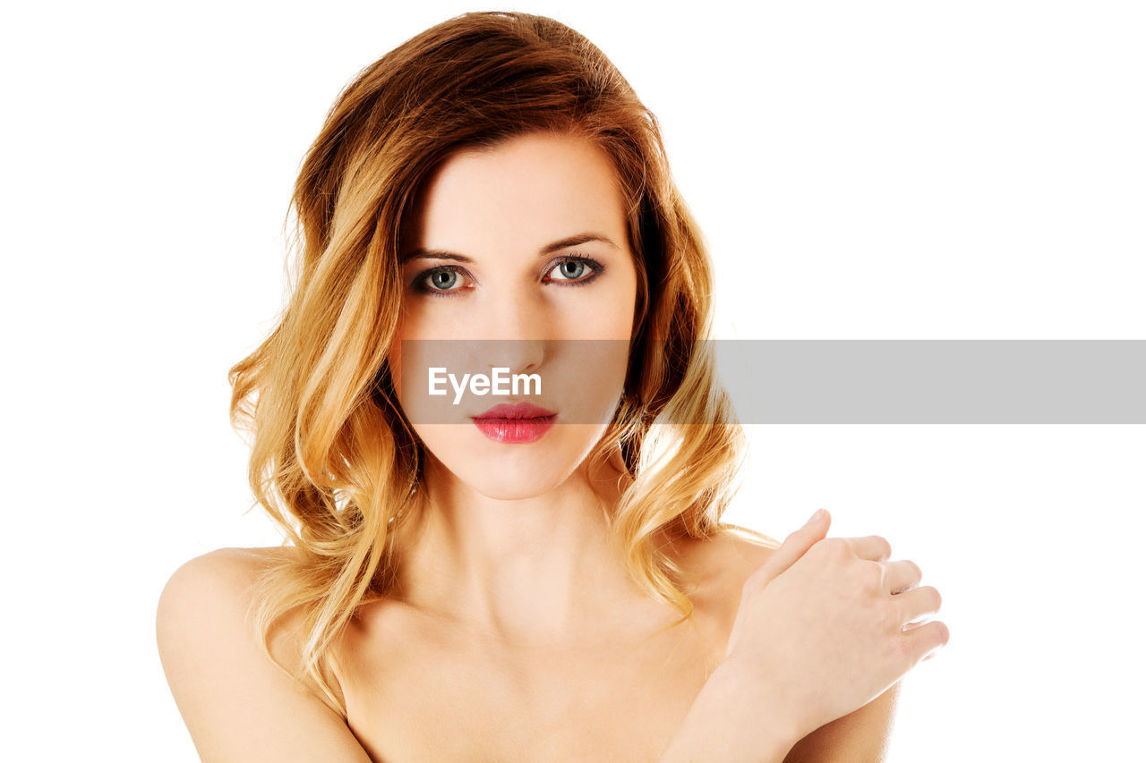 PORTRAIT OF A BEAUTIFUL YOUNG WOMAN