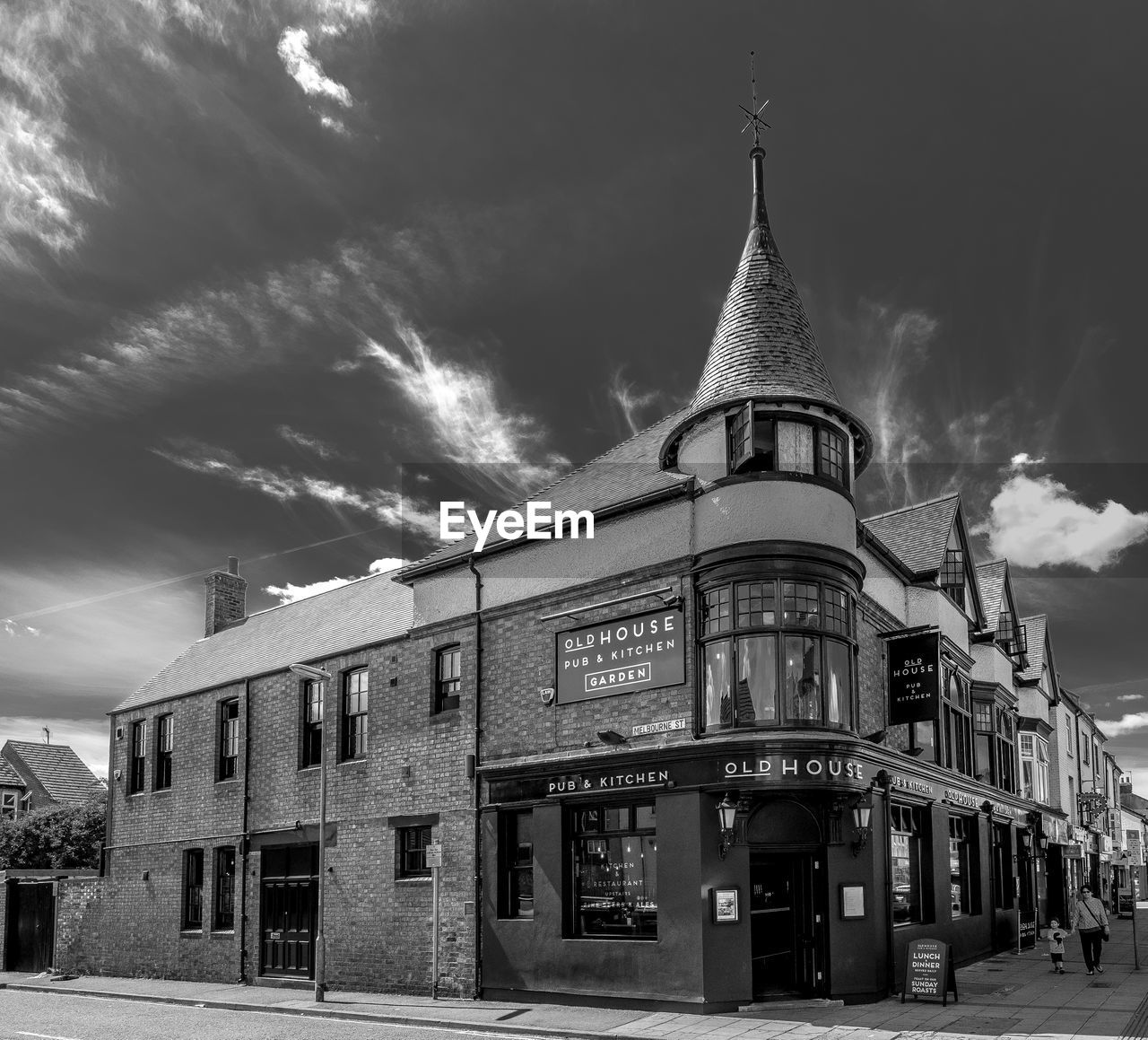 LOW ANGLE VIEW OF BUILDINGS AGAINST SKY