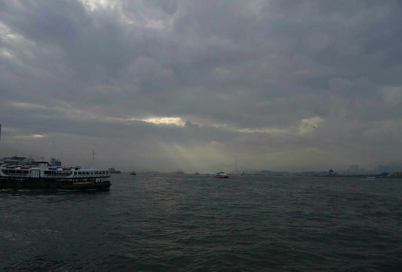 SCENIC VIEW OF SEA AGAINST CLOUDY SKY DURING SUNSET