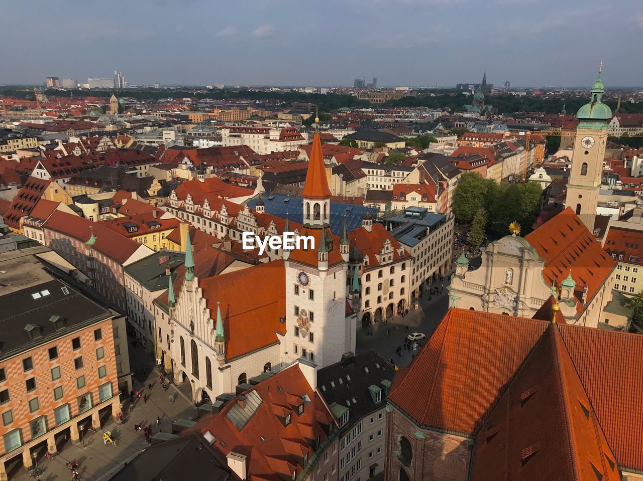 HIGH ANGLE VIEW OF TOWNSCAPE AGAINST SKY IN TOWN