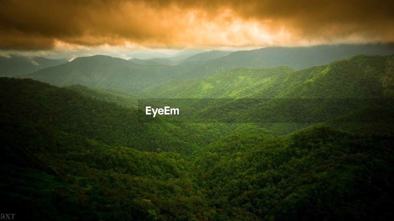 SCENIC VIEW OF GREEN MOUNTAINS AGAINST SKY