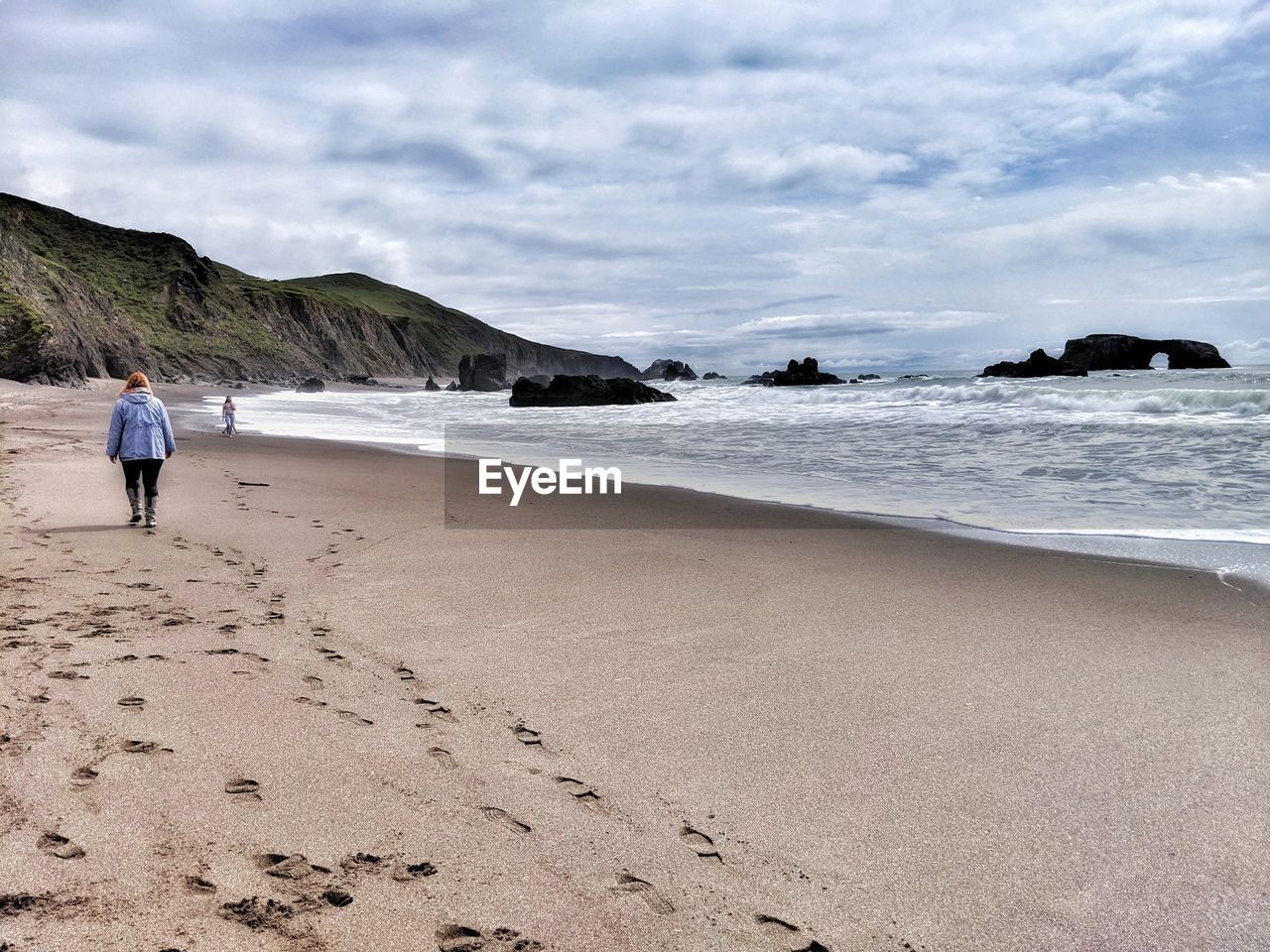 REAR VIEW OF MAN ON BEACH