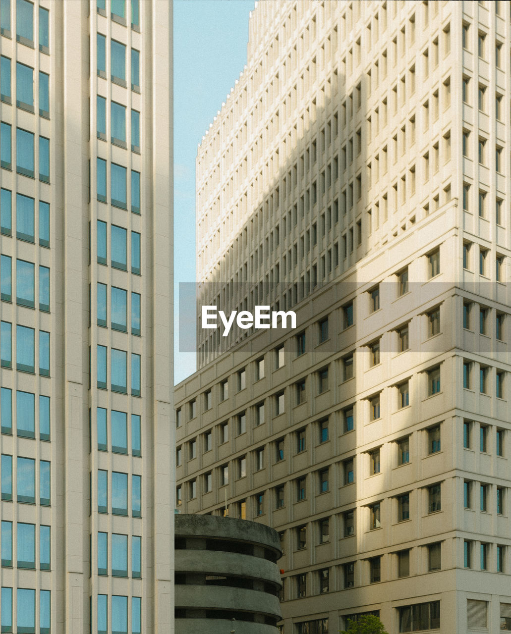 LOW ANGLE VIEW OF MODERN BUILDING AGAINST SKY