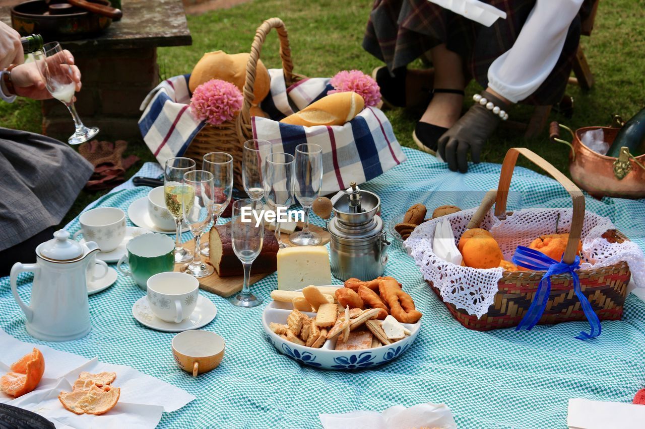 GROUP OF PEOPLE ON TABLE AT MARKET